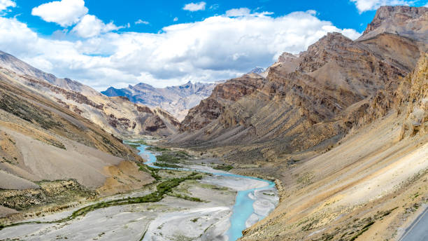 istock Gata Loops on Leh Manali road highway 1406902546