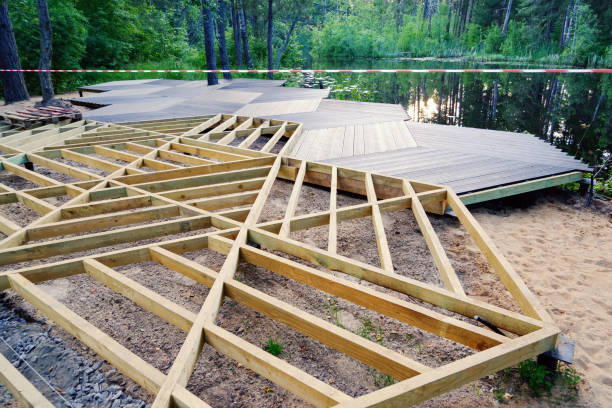 walking area on screw piles, wooden frame, plastic terrace board on pond shore in park, construction site - stockyards industrial park imagens e fotografias de stock