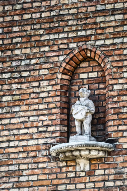 detalhes arquitetônicos sobre os edifícios da cidade de bruges - flag flanders medieval lion - fotografias e filmes do acervo