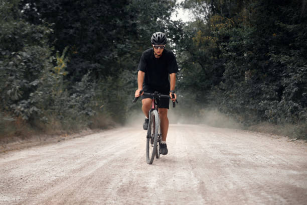 il ciclista va in bici gravel nella foresta. l'uomo pedala nella natura. - journey footpath exercising effort foto e immagini stock