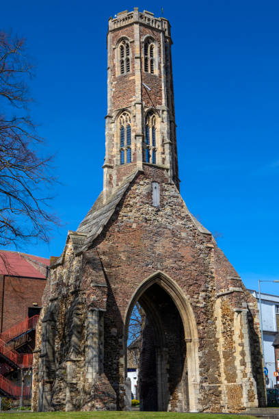 башня грейфрайарс в кингс-линн, норфолк - greyfriars church стоковые фото и изображения