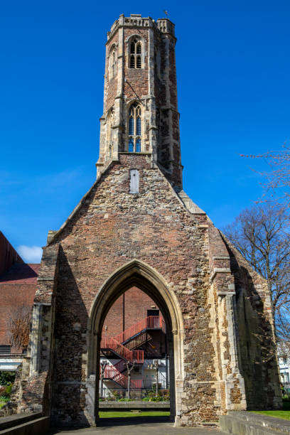 башня грейфрайарс в кингс-линн, норфолк - greyfriars church стоковые фото и изображения