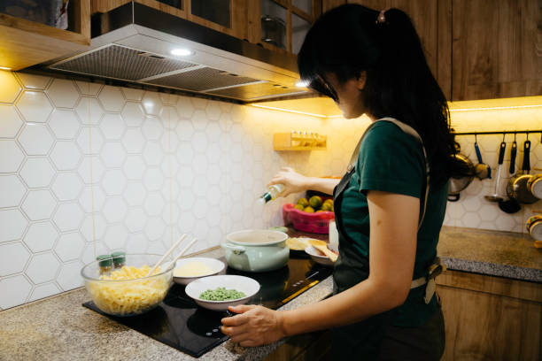mujer asiática preparando comida - cooking domestic kitchen vegetable soup fotografías e imágenes de stock