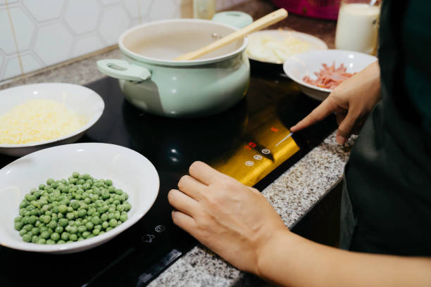 mirando hacia abajo en las manos de las personas que operan la estufa - cooking domestic kitchen vegetable soup fotografías e imágenes de stock