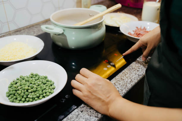 ストーブを操作する人々の手を見下ろす - cooking domestic kitchen vegetable soup ストックフォトと画像