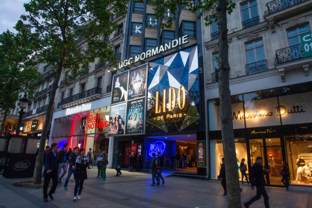 lido de paris - cabaret légendaire : spectacles colorés, spectacles de danse burlesque, gastronomie et champagne - lido photos et images de collection