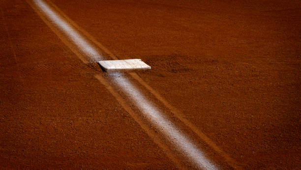 ベースチョークラインダイヤモンド付き野球ベースライン - baseball dirt softball baseball diamond ストックフォトと画像