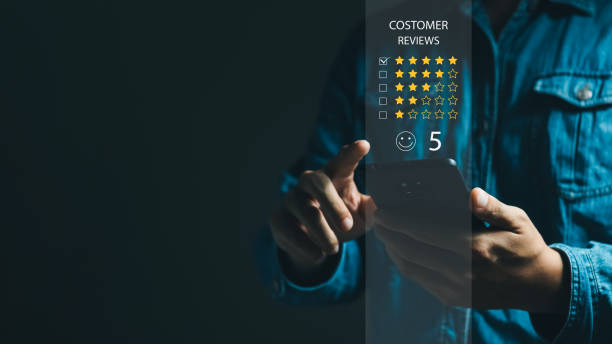 User give rating to service experience on online application, Customer review satisfaction feedback survey concept, Customer can evaluate quality of service leading to reputation ranking of business. el usuario da calificación a la experiencia de servicio en la aplicación en línea, concepto de encuesta de satisfacción de la revisión del cliente, el cliente puede evaluar la calidad del servicio que conduce a la clasificación de la reputación del