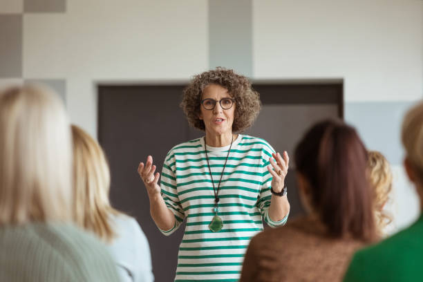 kobieta dzieląca się doświadczeniami podczas seminarium - business togetherness listening people zdjęcia i obrazy z banku zdjęć