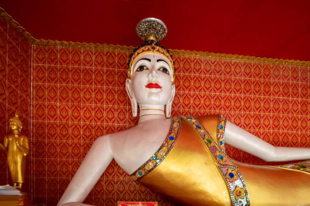 bangkok, thailandia - 18 giugno 2022. wat paknam phasi charoen.  chedi di vetro con reliquie di buddha nella pagoda phra maha chedi maha ratchamongkhon. - wat maha that foto e immagini stock