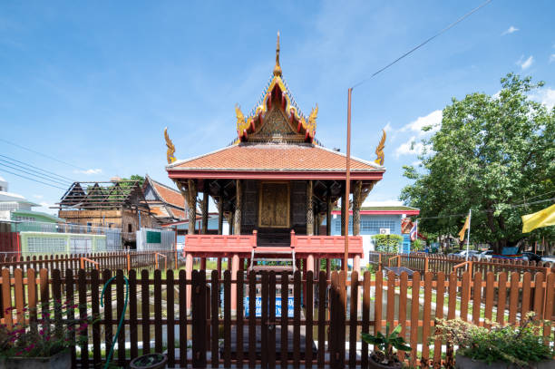 bangkok, thailandia - 18 giugno 2022. wat paknam phasi charoen.  chedi di vetro con reliquie di buddha nella pagoda phra maha chedi maha ratchamongkhon. - wat maha that foto e immagini stock