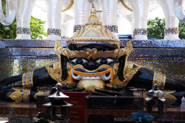 bangkok, thailandia - 18 giugno 2022. wat paknam phasi charoen.  chedi di vetro con reliquie di buddha nella pagoda phra maha chedi maha ratchamongkhon. - wat maha that foto e immagini stock