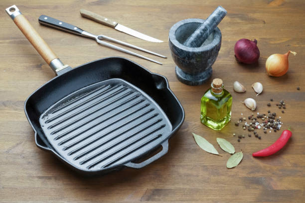 empty grill pan and various spices - cast in stone imagens e fotografias de stock