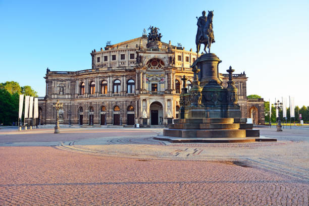 opera sempera w dreźnie - opera house semper opera house statue theaterplatz zdjęcia i obrazy z banku zdjęć