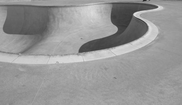 a bowl/pool structure in a skatepark - skateboard park ramp skateboarding park imagens e fotografias de stock