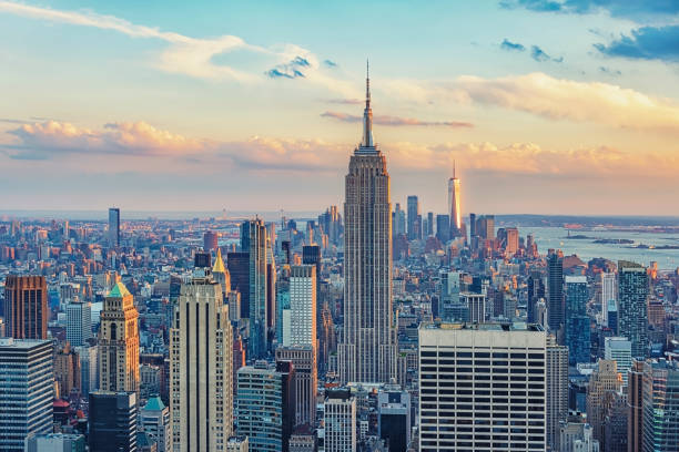 die skyline von new york city, vereinigte staaten - new york city built structure building exterior aerial view stock-fotos und bilder