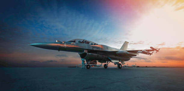 日没時に滑走路に駐機した軍用ジェット機。 - fighter plane aerospace industry air air vehicle ストックフォトと画像