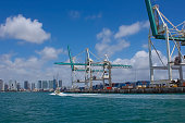 viele-container-im-port-miami-einem-der-gr%C3%B6%C3%9Ften-frachth%C3%A4fen.jpg?b=1&s=170x170&k=20&c=IH6OIMJyqRpGeDS9zA3vAldKD04Ei18v4bg3hxrCefY=