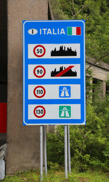 segnale stradale al confine con l'italia con le indicazioni dei limiti di velocità in città sulle strade extraurbane e in autostrada - torino udinese foto e immagini stock