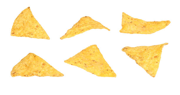 ensemble de chips de tortilla au fromage isolées sur fond blanc. croustilles frites épicées - tortilla chip photos et images de collection