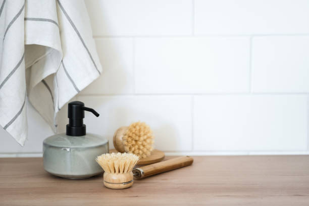 eco-friendly dishwashing brushes and detergent on table - 洗碗刷 個照片及圖片檔
