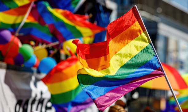 lgbt pride regenbogenflagge während der parade in der stadt. - pride month stock-fotos und bilder