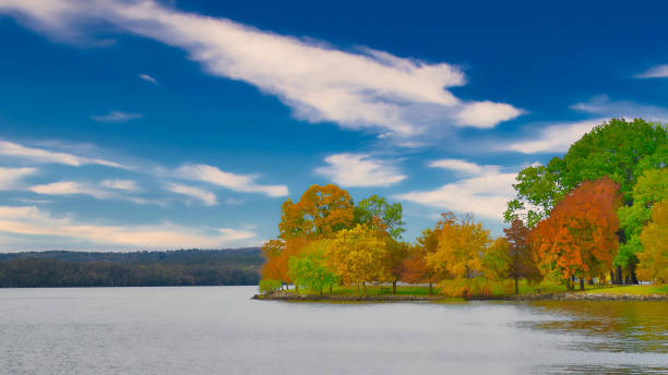istock Fall Colors in Arkansas lake 1406995994