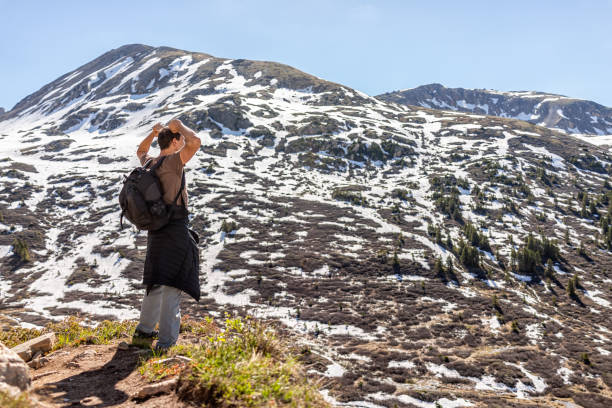 mann mit frei gebeugten armen auf dem linkins lake trail peak top am independence pass in den rocky mountains in der nähe von aspen, colorado im frühsommer mit schnee - linkins lake trail stock-fotos und bilder