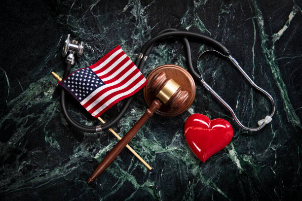 soins de santé et concept juridique avec stéthoscope sur fond de marbre vert - gavel flag law american culture photos et images de collection