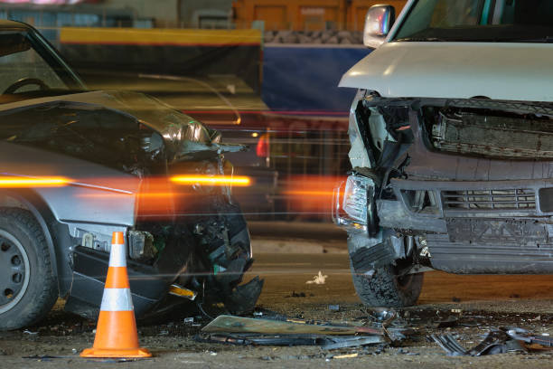 밤에 도시 거리 충돌 현장에서 충돌 한 후 무거운 자동차 사고 차량에서 손상되었습니다. 도로 안전 및 보험 개념 - 교통사고 뉴스 사진 이미지