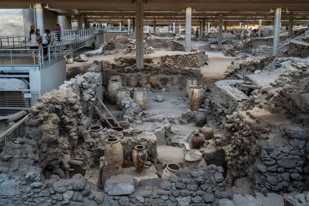 The prehistoric site of Akrotiri, an old Minoan city destroyed by volanic eruption in 16th century, Santorini, Greece Akrotiri, Santorini, Greece, Apr. 2022 – The prehistoric site of Akrotiri, an old Minoan city destroyed by volanic eruption in 16th century minoan photos stock pictures, royalty-free photos & images