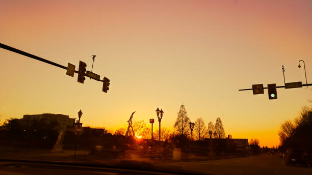 道路上の夕方のシーン - sunrise city of sunrise street road ストックフォトと画像