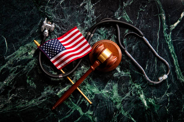 soins de santé et concept juridique avec stéthoscope sur marbre vert contexte - gavel flag law american culture photos et images de collection