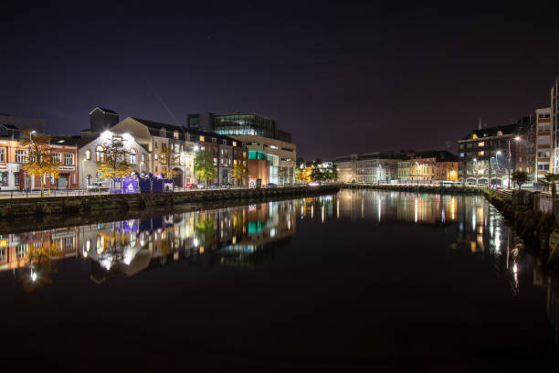 piękny widok na rzekę lee odbicia, kolory i światła wieczorem - republic of ireland corcaigh night photography zdjęcia i obrazy z banku zdjęć