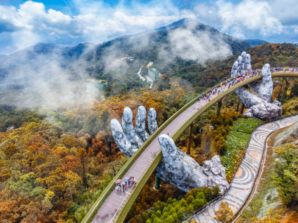 die linh ung pagode in ba na hills, die ein beliebtes ziel für touristen ist. - hue stock-fotos und bilder