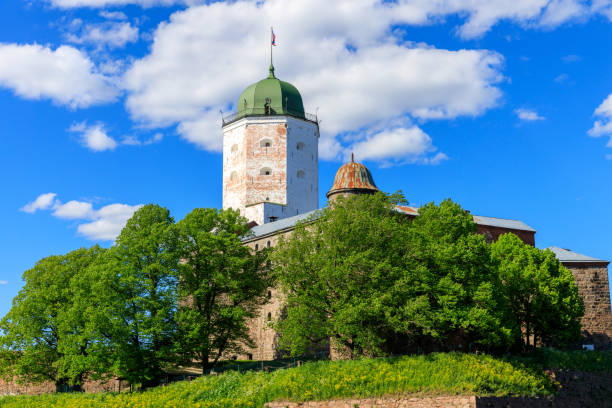 mittelalterliche festung in wyborg. schloss im stadtzentrum - viborg stock-fotos und bilder