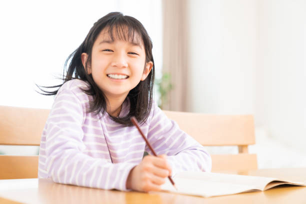 勉強するアジアの女の子 - 勉強　日本人 ストックフォトと画像
