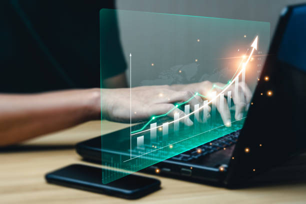 Businessmen plan their business finances to grow in the future with graphs and arrows virtual hologram chart.from investment. Return on Stocks. business strategy. Development to success and motivation los hombres de negocios planean sus finanzas comerciales para crecer en el futuro con gráficos y flechas de holograma virtual gráfico.desde la inversión. rentabilidad sobre las acciones. estrategia de negocio. desarrollo al éxito y motivación