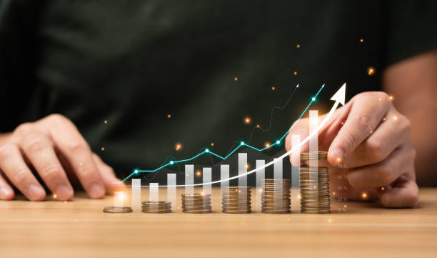 Businessmen plan their business finances to grow in the future with graphs and arrows virtual hologram chart.from investment. Return on Stocks. business strategy. Development to success and motivation los hombres de negocios planean sus finanzas comerciales para crecer en el futuro con gráficos y flechas de holograma virtual gráfico.desde la inversión. rentabilidad sobre las acciones. estrategia de negocio. desarrollo al éxito y motivación