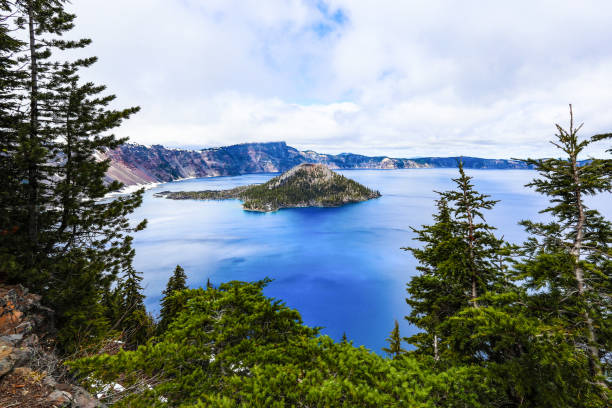 istock Crater Lake, Oregon 1407036568