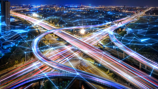 Hora pico rápido coche que se mueve ciudad nocturna, tráfico en movimiento rápido conduce a la luz rápida cada efecto luz de la línea cg lapso de tiempo photo