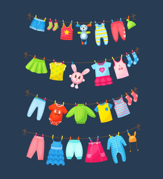 ilustrações, clipart, desenhos animados e ícones de roupas de bebê penduradas no varal. secagem de roupas e acessórios infantis depois de lavar na corda. shorts, meias, romper, suéter, chapéu, brinquedos, camiseta, sarafans, vestido, saias - laundry clothing clothesline hanging