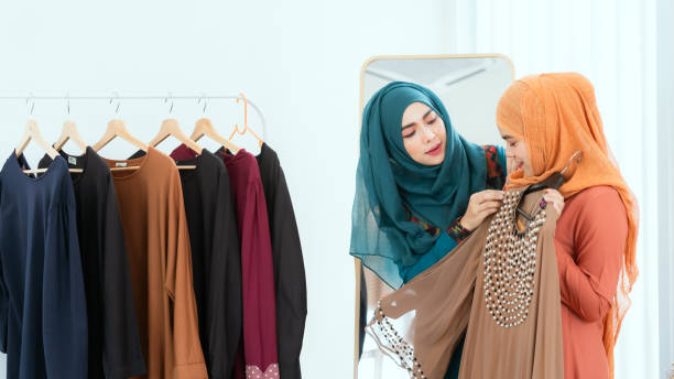 muslim woman with her friend choosing clothes in modern shop - connection usa brooklyn bridge business imagens e fotografias de stock