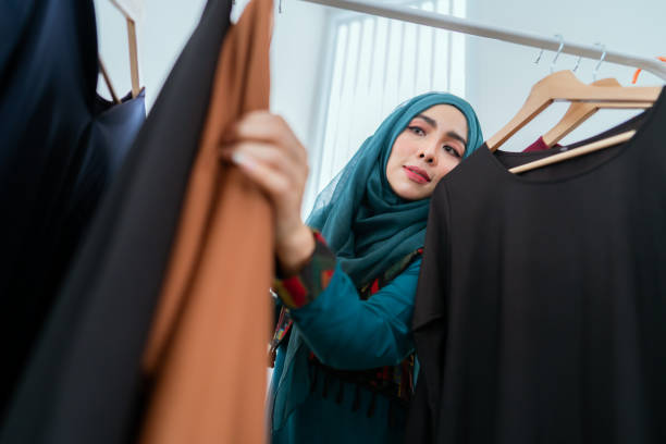 muslim dressmakers working on their new collection. - connection usa brooklyn bridge business imagens e fotografias de stock