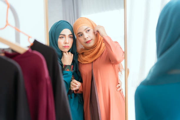 muslim dressmakers working on their new collection. - connection usa brooklyn bridge business imagens e fotografias de stock