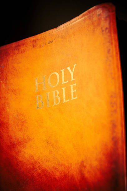 copertina di una bibbia - holy book accademia book classic foto e immagini stock