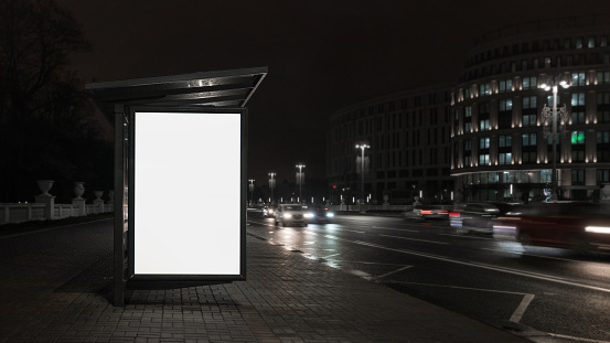 Caja de luz vacía blanca verticalmente en el lado de la parada de autobús photo