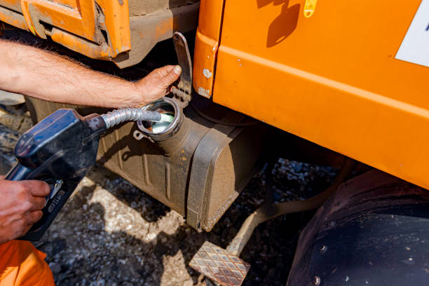 maneje la boquilla de combustible para repostar, la gasolina se vierte en el tanque de una mecanización industrial - fossil fuel fuel and power generation reservoir organization fotografías e imágenes de stock