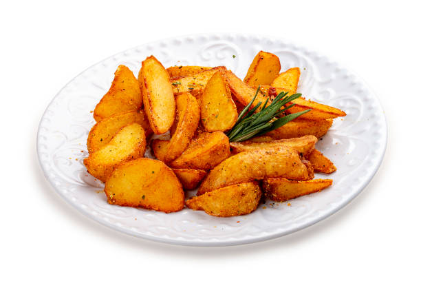 patate fritte a fette, in stile creolo con spezie. su un piatto bianco. - patty pan foto e immagini stock