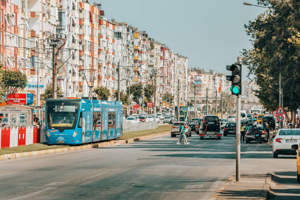 tramway moderne antray et feu vert. eco transport moderne et heures de pointe et congestion dans les grandes villes - car alarm photos et images de collection